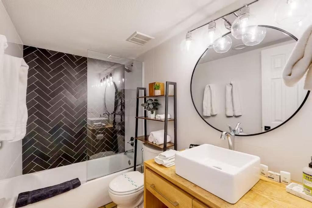 Holiday home Renovated With Pool, Spa, & Gym Access *