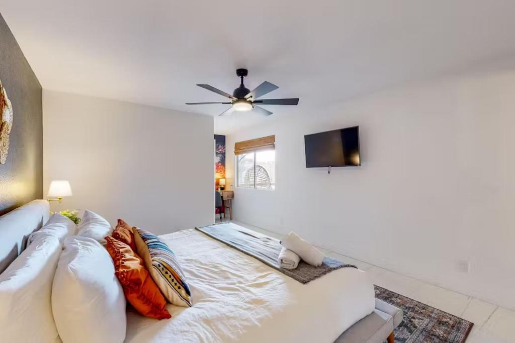 Renovated With Pool, Spa, & Gym Access Holiday home Scottsdale