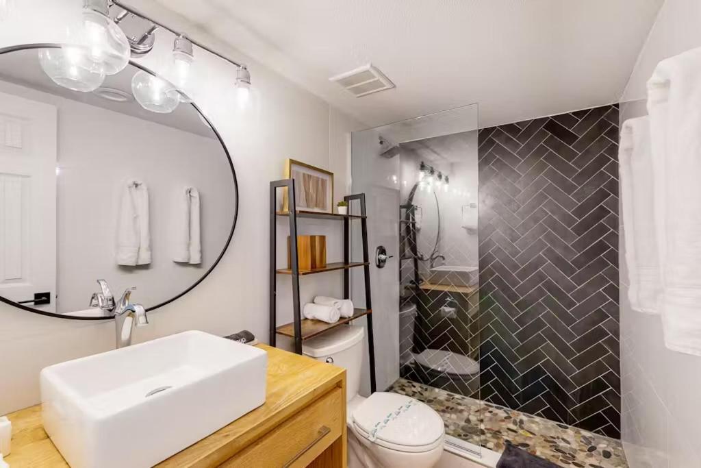 Renovated With Pool, Spa, & Gym Access Holiday home