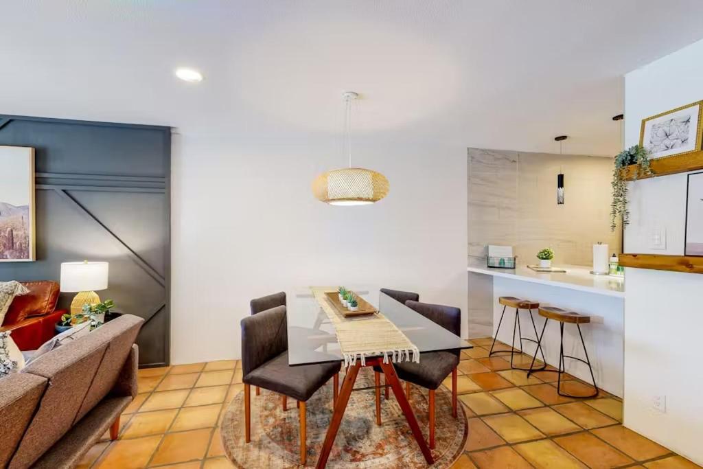 Renovated With Pool, Spa, & Gym Access Holiday home *