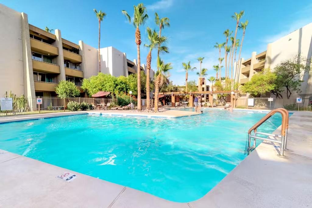 Renovated With Pool, Spa, & Gym Access *