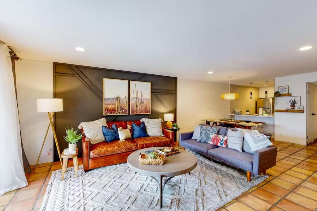 Renovated With Pool, Spa, & Gym Access *